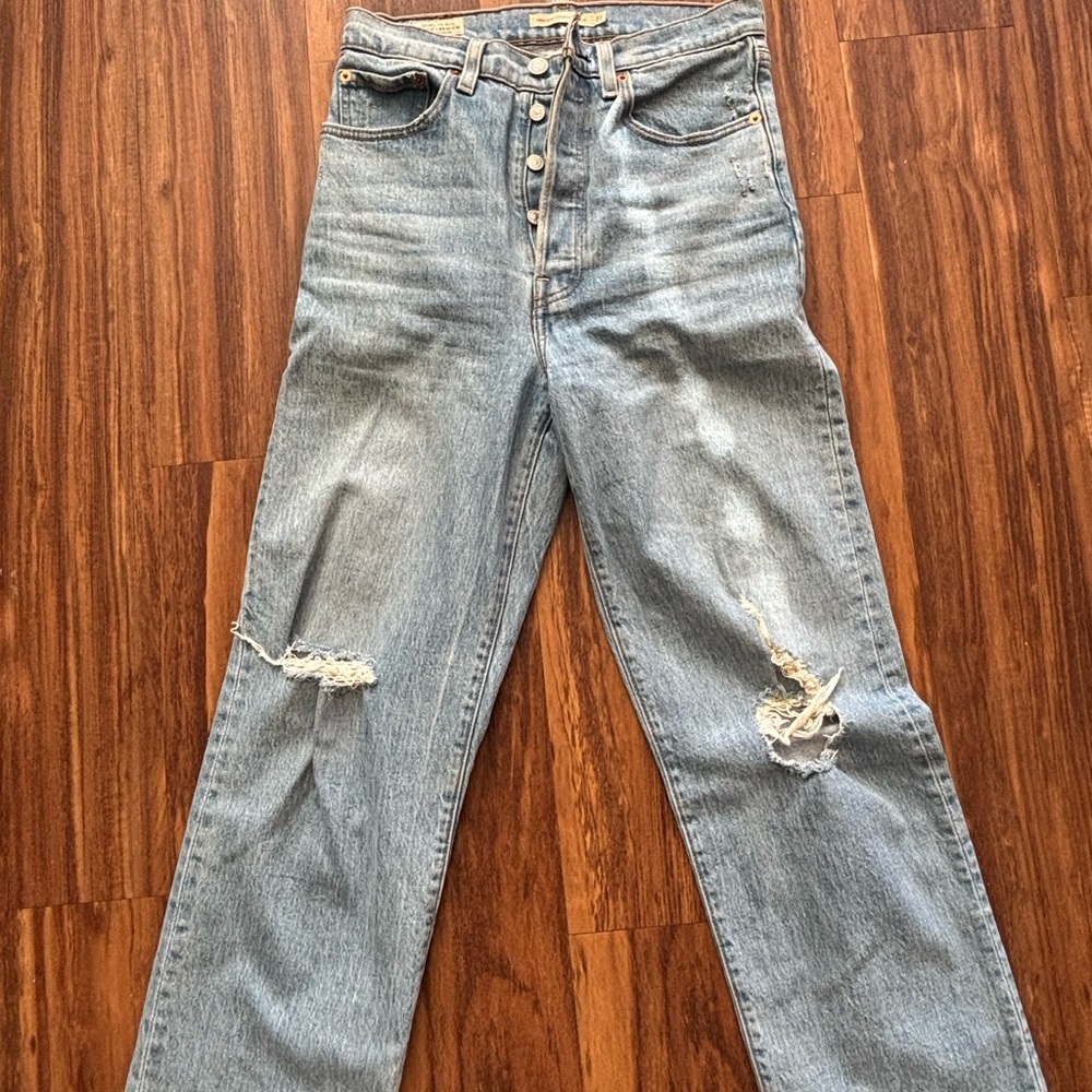Distressed Levi’s ribcage Jeans